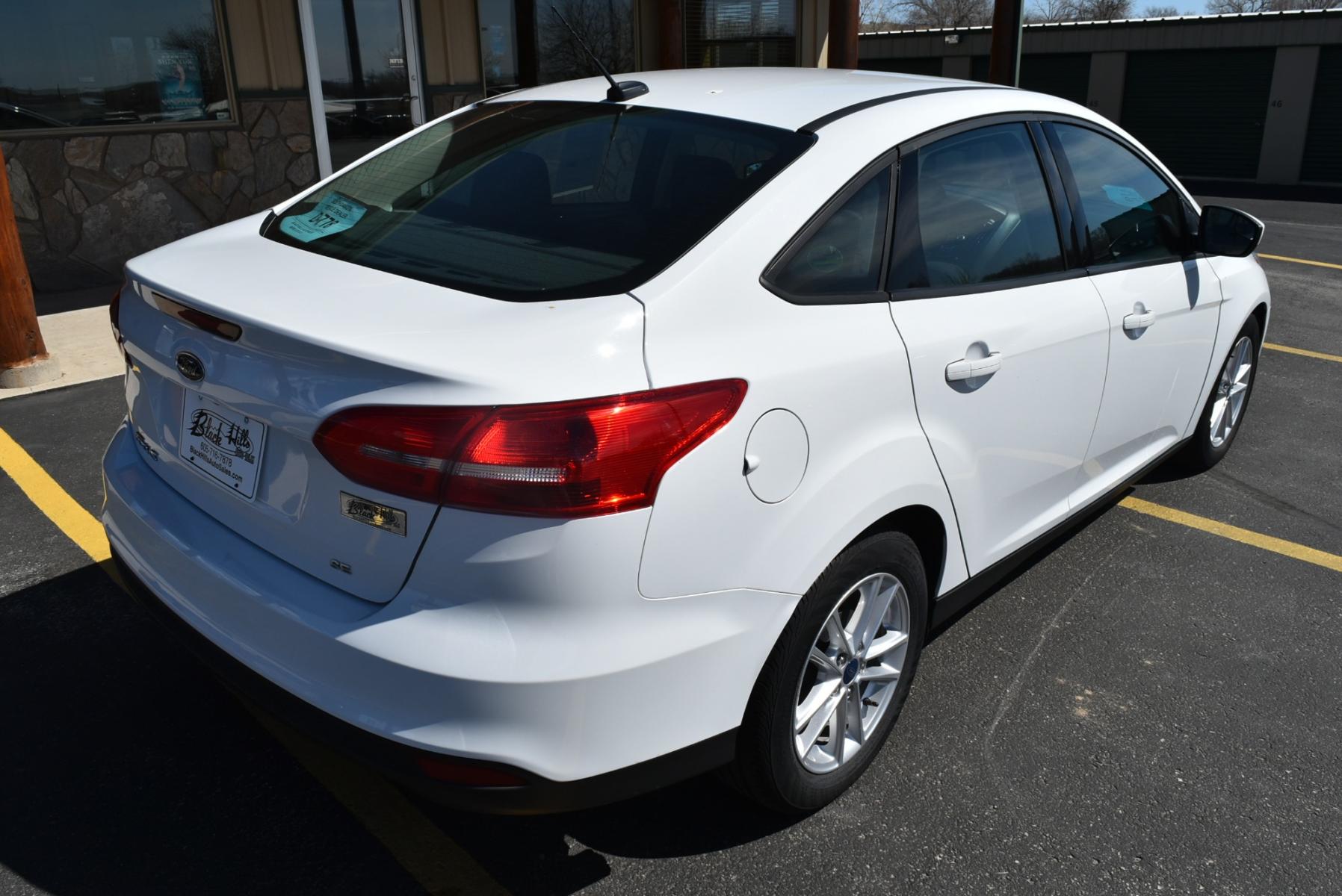 2018 White /Black Ford Focus SE (1FADP3F22JL) with an 2.0L I-4 GDI TI-VCT engine, 6-Speed Powershift Automatic transmission, located at 1600 E Hwy 44, Rapid City, SD, 57703, (605) 716-7878, 44.070232, -103.171410 - Photo #3